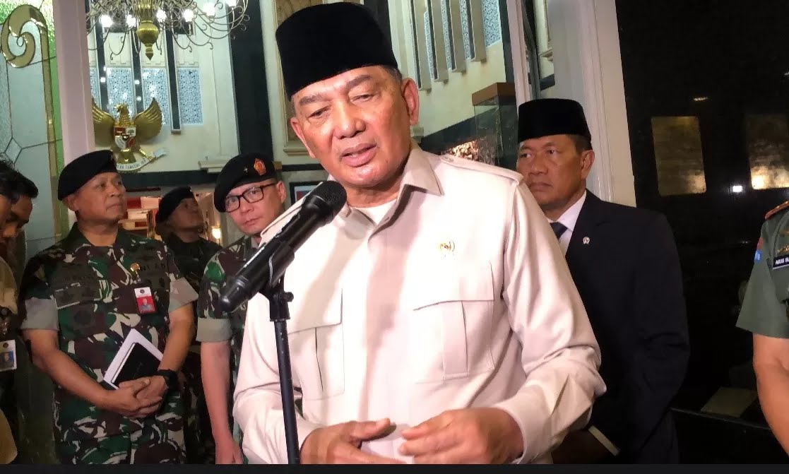 Menhan Sjafrie Sjamsoeddin saat ditanyai oleh awak media di Kantor Kemhan pada Rabu malam (22/10).