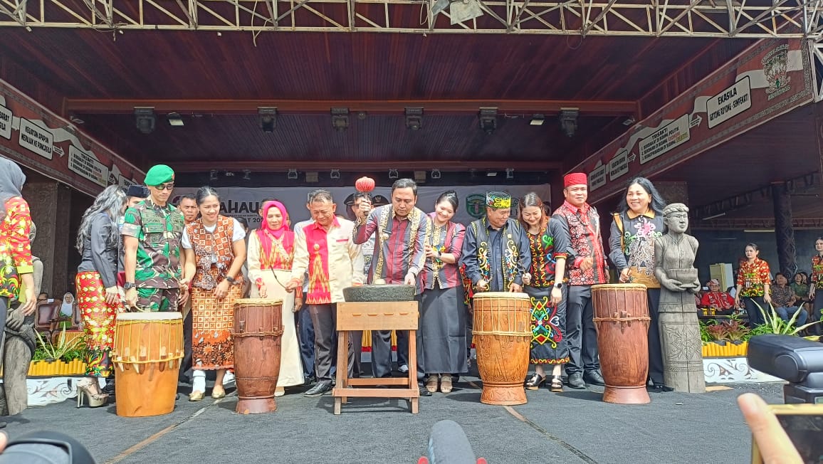 Bupati Kubar, Frederick Edwin saat memukul gong menandai pembukaan Festival Dahau 2025.