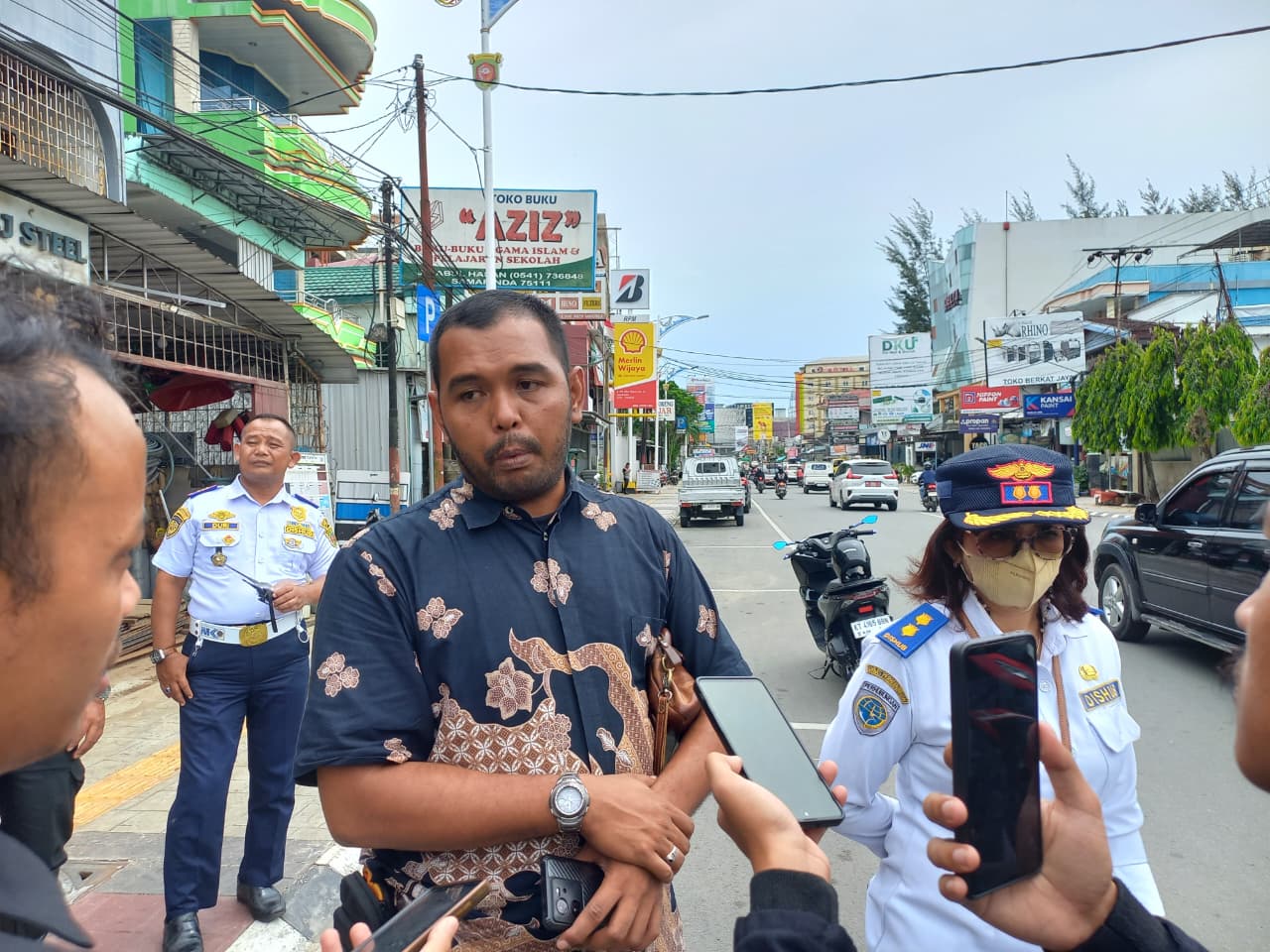 TAK BISA SEMBARANGAN: Kepala Bidang Lalu Lintas dan Angkutan Jalan (LLAJ) Dishub Samarinda, Boy Leonardo Sianipar meninjau lokasi parkir satu sisi.&nbsp;