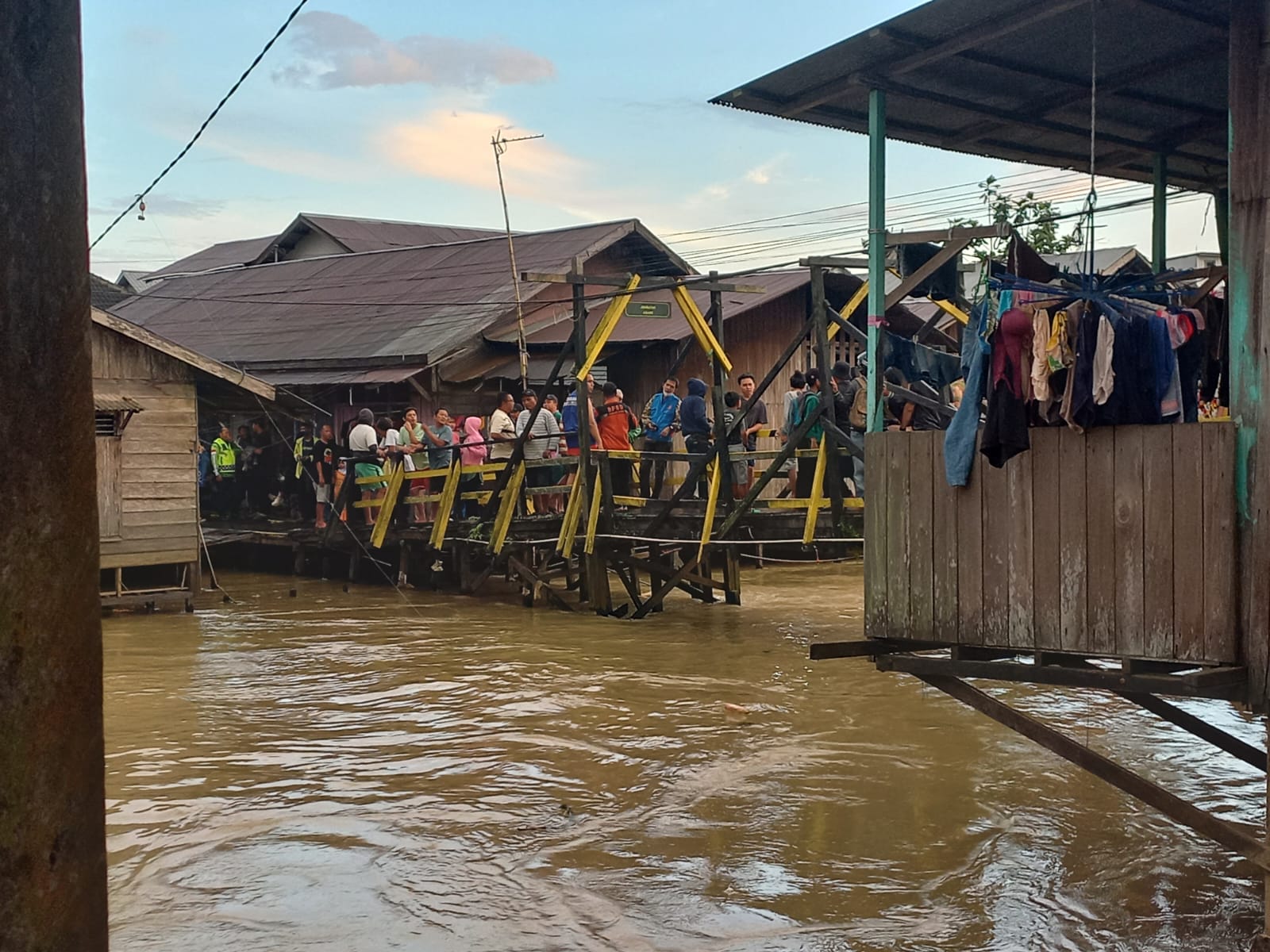 TENGGELAM: Seorang remaja berinisial MF (18) dilaporkan tenggelam di Sungai Karang Mumus, Jalan Kesehatan, RT 31, Kelurahan Sempaja, Kecamatan Samarinda Utara, Kamis (23/10).&nbsp;