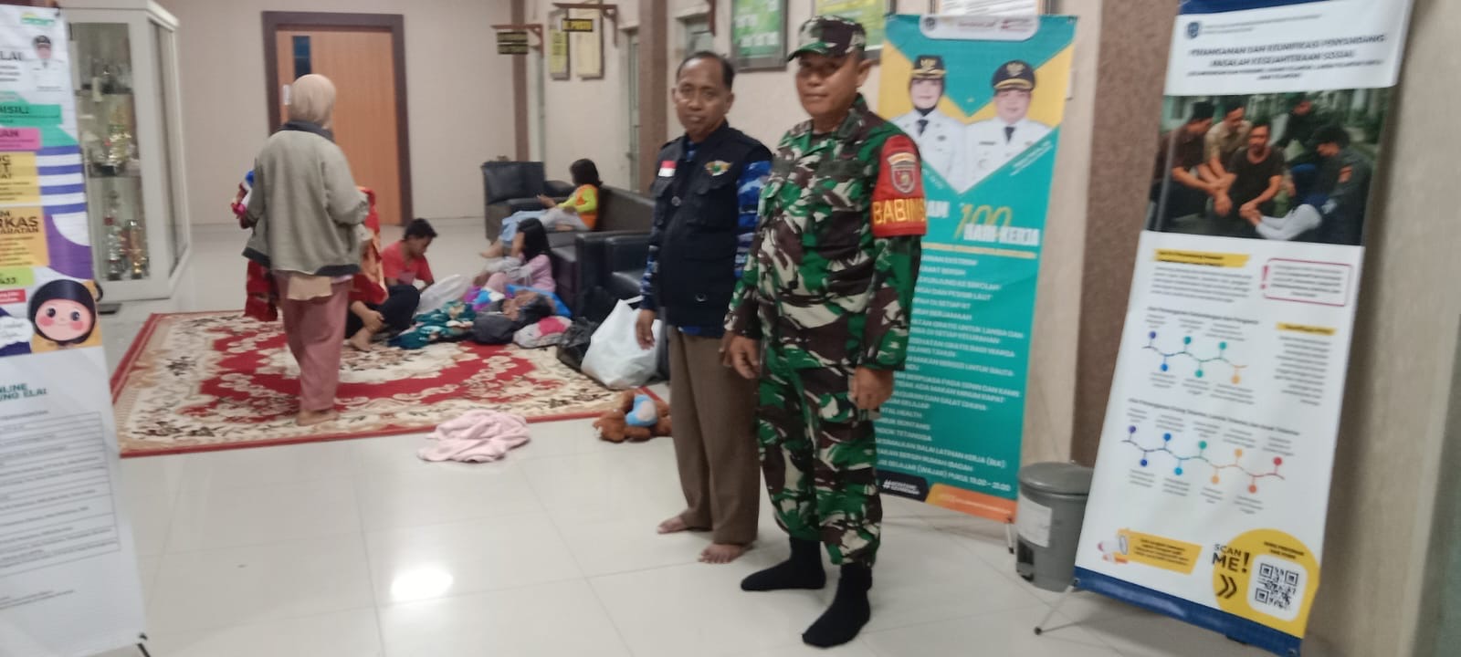 Satu keluarga dari RT 44 Kelurahan Gunung Elai menuju ke Kantor Kelurahan untuk beristirahat karena huniannya telah tergenangi luapan air sungai pada Rabu (22/10/2025) malam.