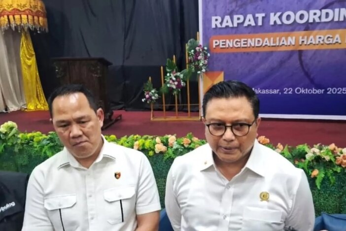 Direktur Pengawasan Penerapan Standar Keamanan dan Mutu Pangan Bapanas Hermawan (kanan) di Baruga Lappo Ase Bulog, Makassar, Sulawesi Selatan, Rabu (22/10/2025).