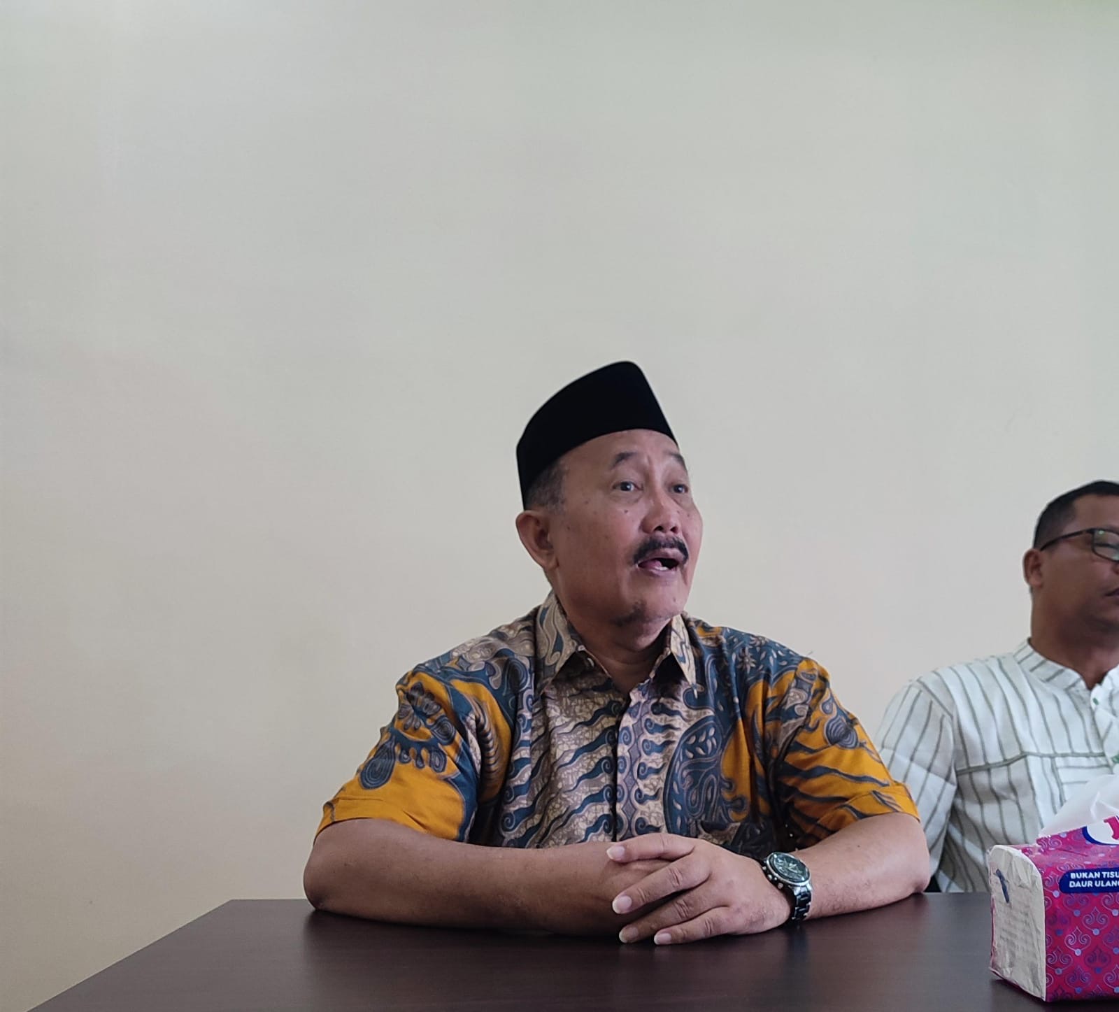 JURU SEMBELIH: Direktur Lembaga Pengkajian Pangan, Obat dan Kosmetika (LPPOM) MUI Kaltim Drh Sumarsongko saat bicara dengan media, Selasa (21/10/2025).