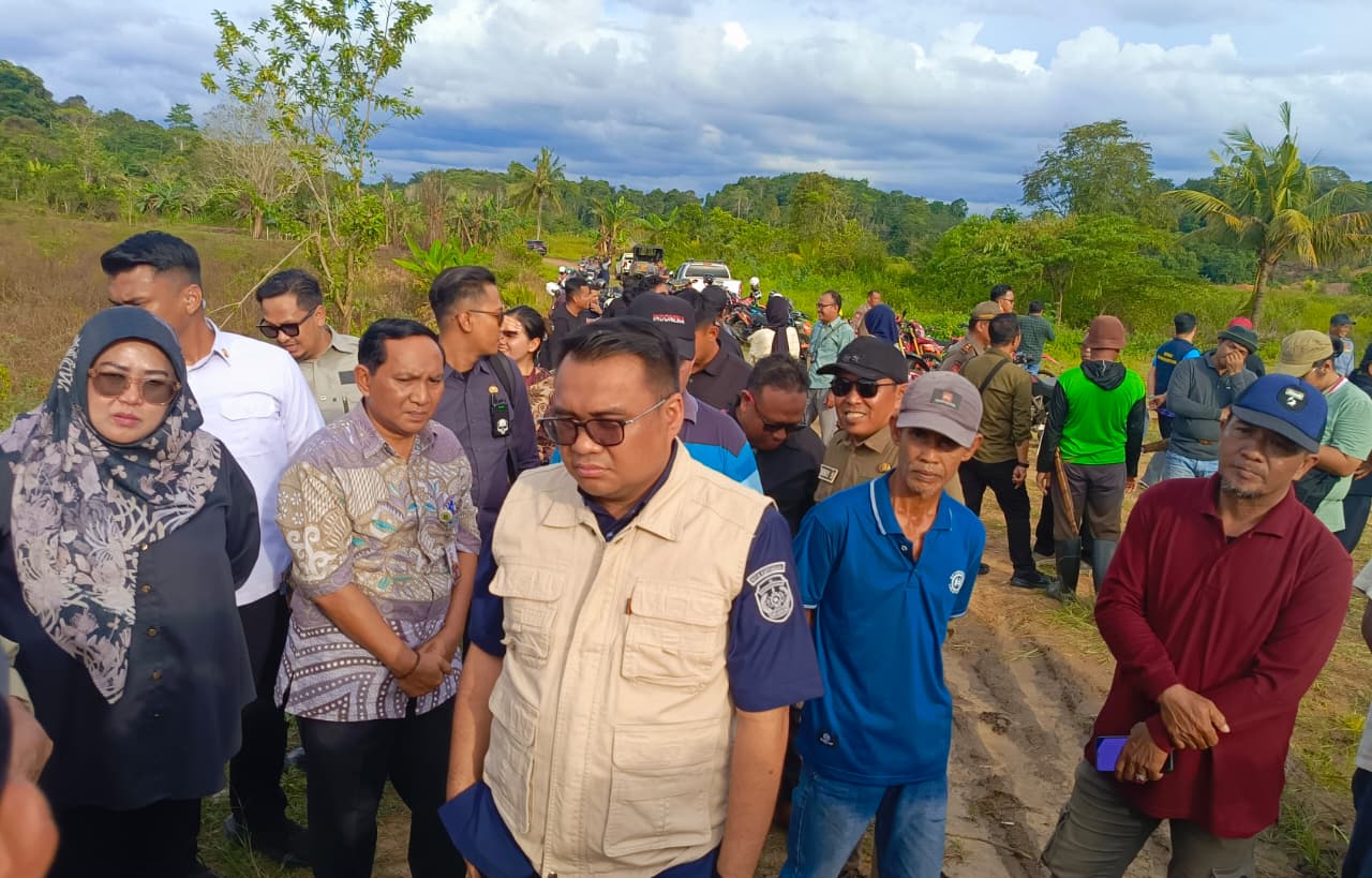 Bupati Kukar, Aulia Rahman Basri meninjau lahan pertanian di kawasan Rapak Rabau, Desa Bengkuring RT 39, Kelurahan Loa Ipuh, Kecamatan Tenggarong, Kamis (23/10).  &nbsp;    &nbsp;