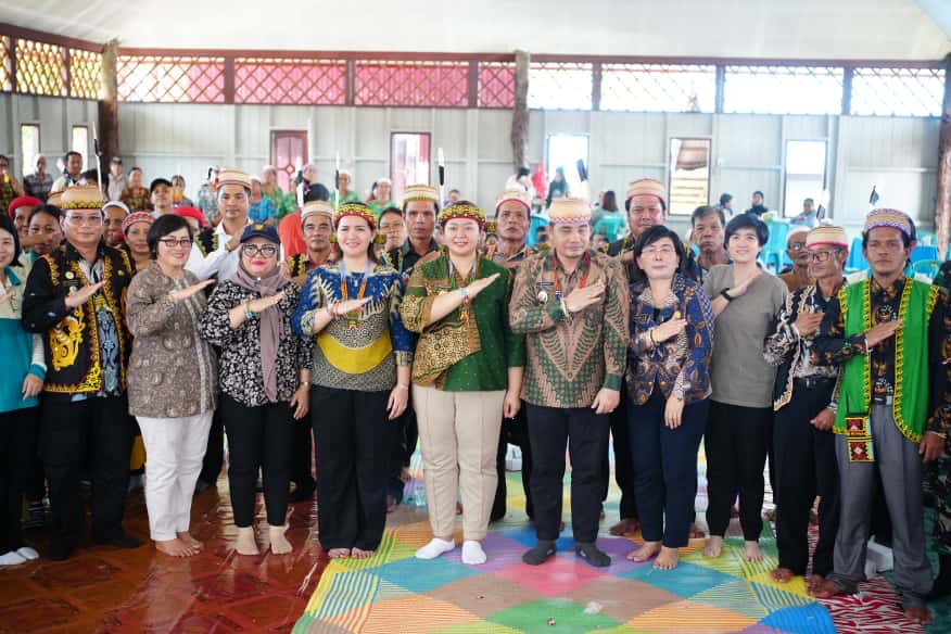 Ketua DPRD Devung Paran dan Bupati Mahulu Angela Idang Belawan  abadikan momen bersama usai mengunjungi pelaksanaan pelayanan kesehatan gratis di BPU Tiong Ohang, Kecamatan Long Apari.