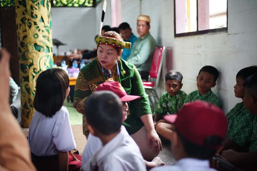 Bupati Mahulu Angela Idang Belawan berdialog dengan pelajar wilayah perbatasan dalam kunjungan perdananya di BPU Tiong Bu