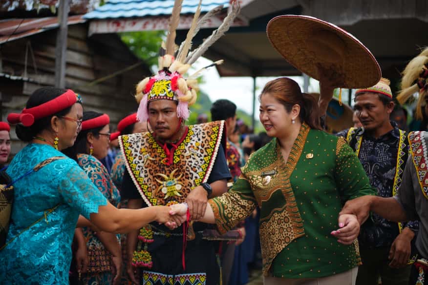 Bupati Mahulu Angela Idang Belawan menyapa masyarakat Kecamatan Long Apari dalam kunjungan perdananya ke perbatasan dalam iringan prosesi adat di Kampung Tiong Bu
