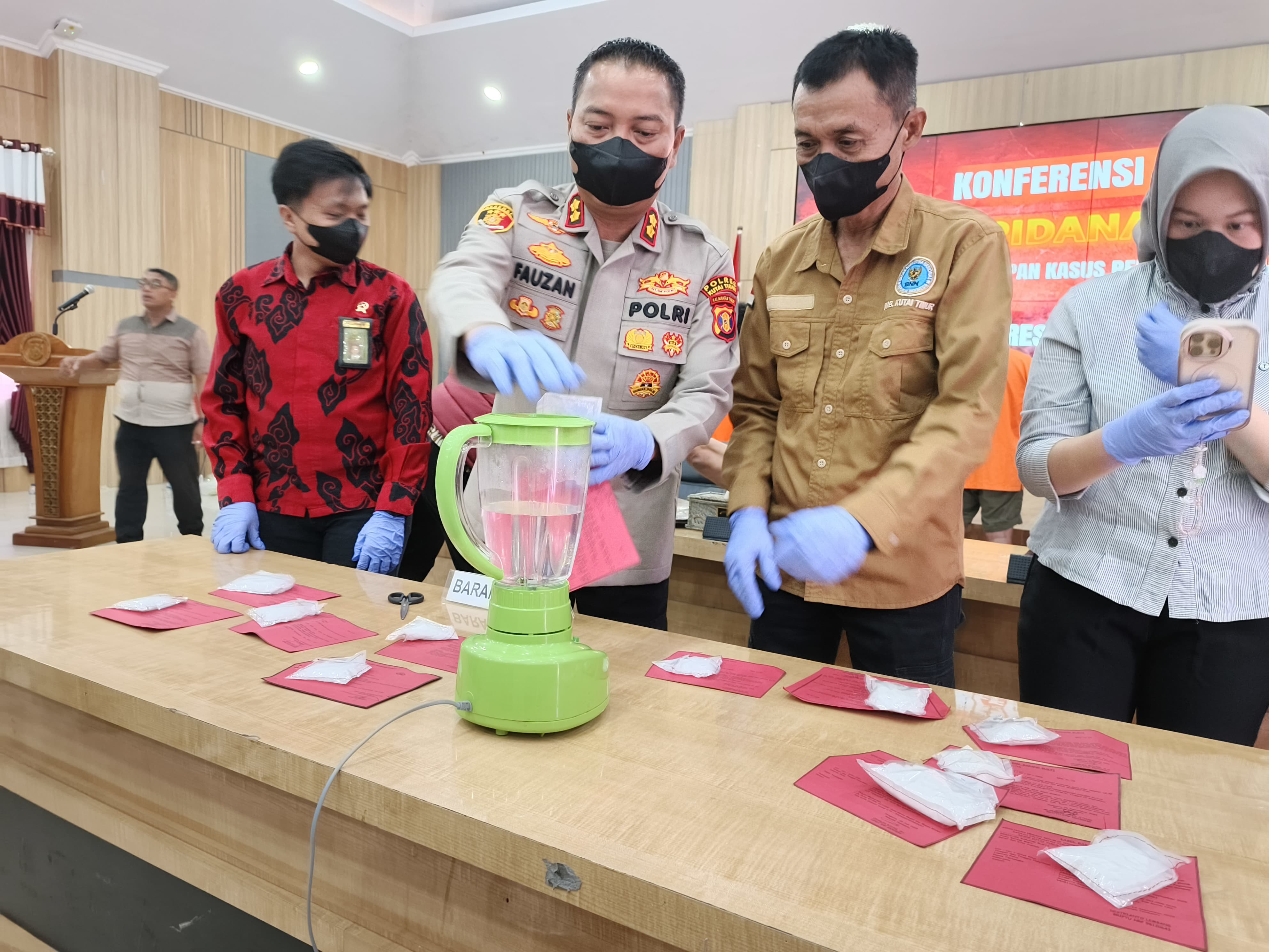 Proses pemusnahan barang bukti sabu di Polres Kutai Timur dilakukan dengan cara melarutkan ke dalam air dan diblender hingga hancur, Jumat (24/10). (Jufriadi/KP)