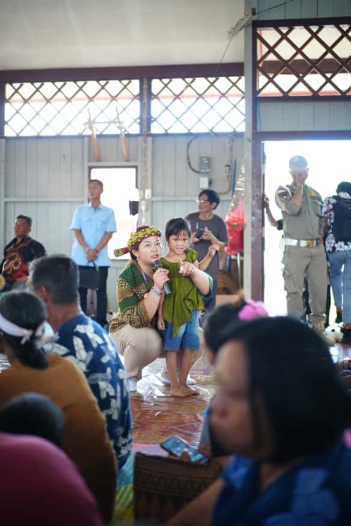 Bupati Mahulu Angela Idang Belawan mengajak anak kecil untuk hidup sehat pada saat pembukaan layanan kesehatan gratis di Tiong Ohang Kecamatan Long Apari, Kamis (23/10/2025).