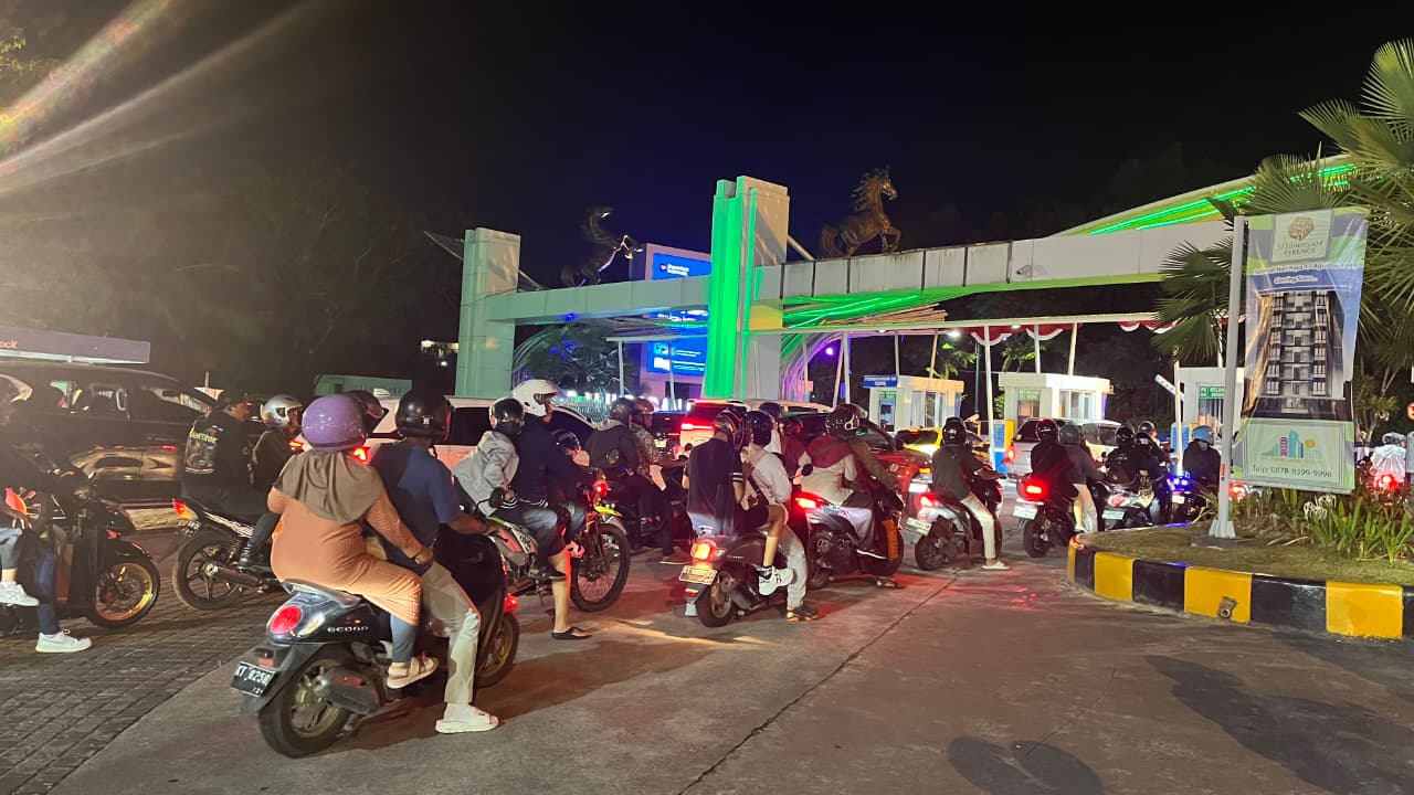 SOLUSI: Sistem pembayaran non tunai (cashless) dianggap jadi solusi penumpukan di pintu parkir.