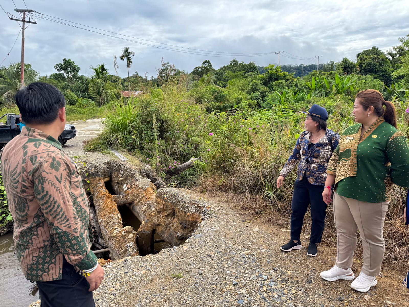 TURUN LAPANGAN: Bupati Mahulu Angela Idang Belawan dan Wakil Bupati Suhuk meninjau jembatan Sungai Tahap yang rusak, Kamis (23/10).