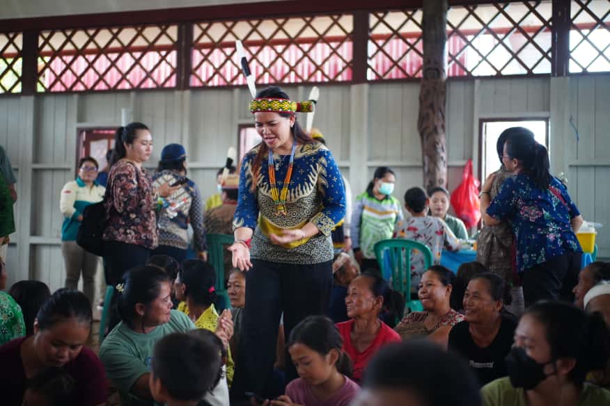 Ketua DPRD Mahulu Devung Paran menyapa masyarakat yang antre pelayanan kesehatan gratis di BPU Tiong Ohang Kecamatan Long Apari, Kamis (23/10/2025).