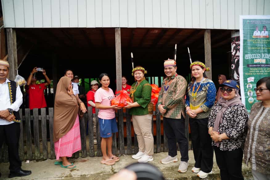 Bupati Mahulu Angela Idang Belawan menyerahkan paket sembako GPM didampingi Wakil Bupati Suhuk dan Ketua DPRD  Devung Paran di Kampung Tiong Ohang,Kecamatan Long Apari, Kamis (23/10/2025).
