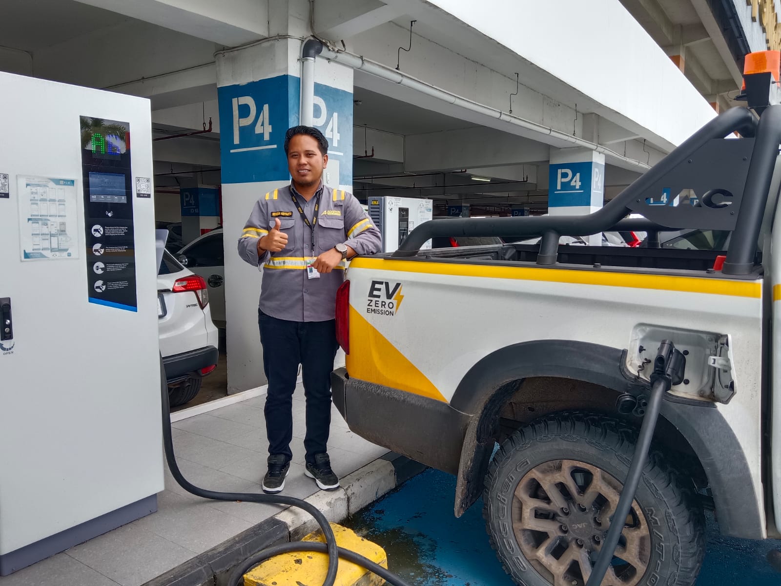 Manajemen PT Adarton saat melakukan pengisian daya listrik ke unit JAC sebagai komitmen untuk mengurangi emisi karbon dan mengurangi biaya energi.  &nbsp;