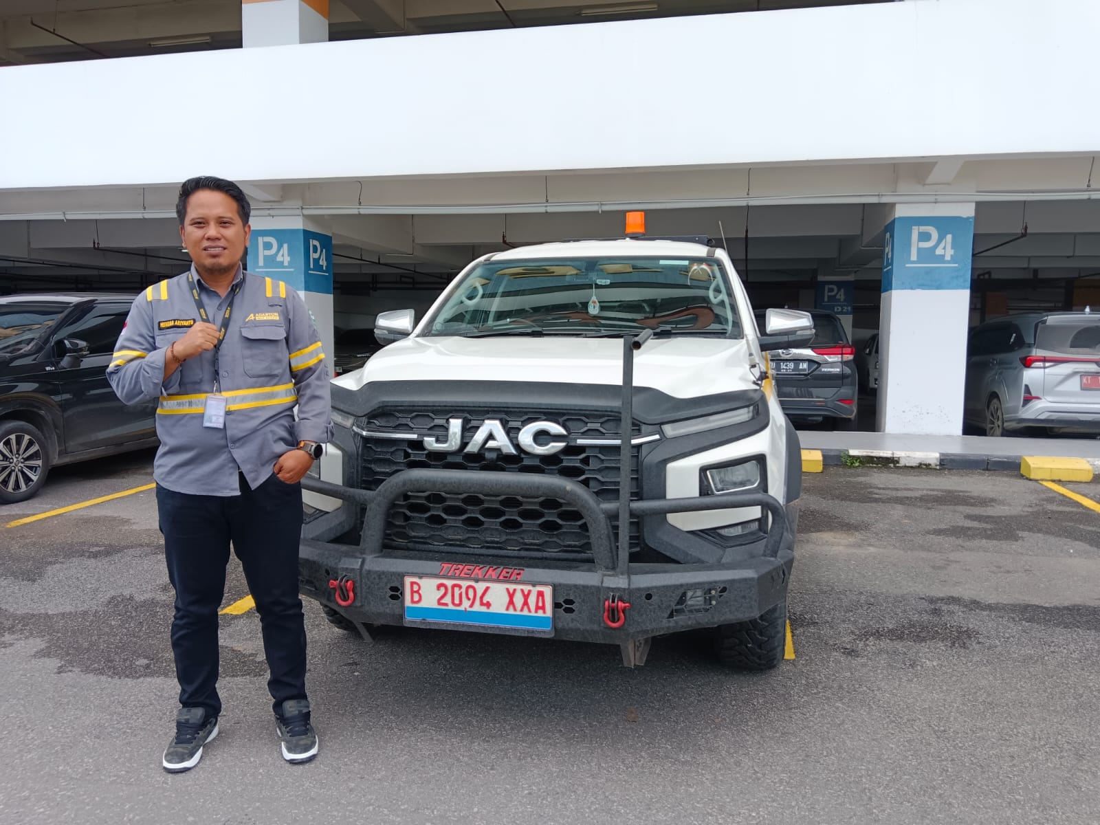 Nampak satu unit mobil listrik double cabin jadi andalan perdana di Kaltim untuk mendukung energi berkelanjutan.