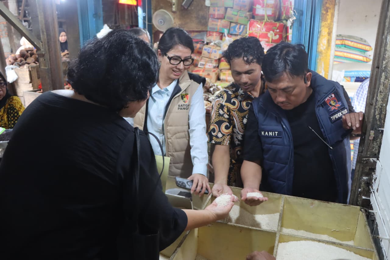 Unit Eksus Satreskrim Polresta Samarinda turun ke lapangan bersama Tim Satgas Pangan Mabes Polri.  &nbsp;