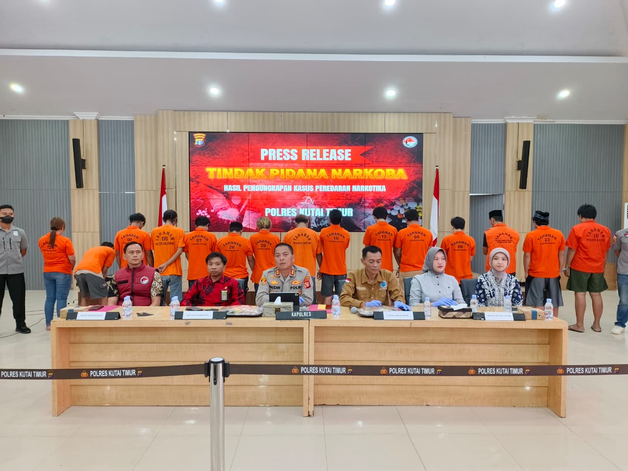 Kapolres Kutim, AKBP Fauzan Arianto (tiga dari kiri) didampingi Kasat Resnarkoba Iptu Erwin Susanto (kiri) memberikan keterangan pers terkait pengungkapan 28 kasus narkoba.