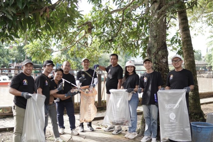 Peserta Aksi Bersih Mandiri mengumpulkan sampah di tepian sungai sebagai upaya menjaga kebersihan dan kelestarian lingkungan.