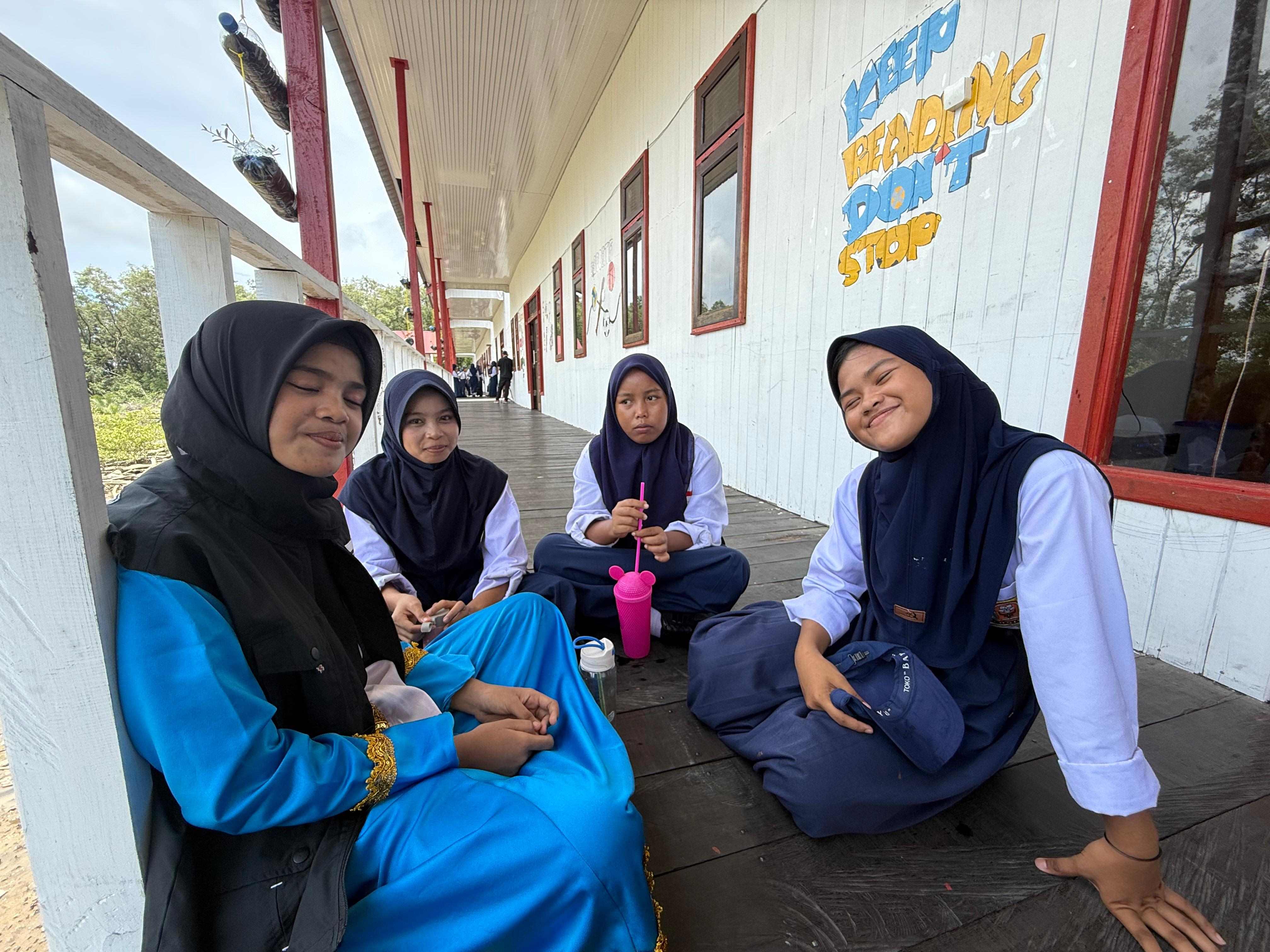 Umi Kalsum (kanan), pelajar SMP 6 Sepatin.