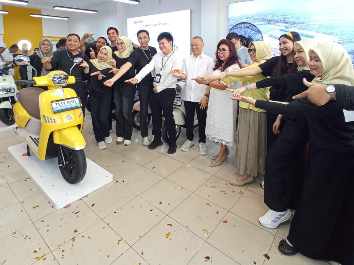 TAMPIL BEDA: Manajemen jajaran pimpinan Sunra Kaltimtara bersama tim dalam kebersamaan saat grand opening.