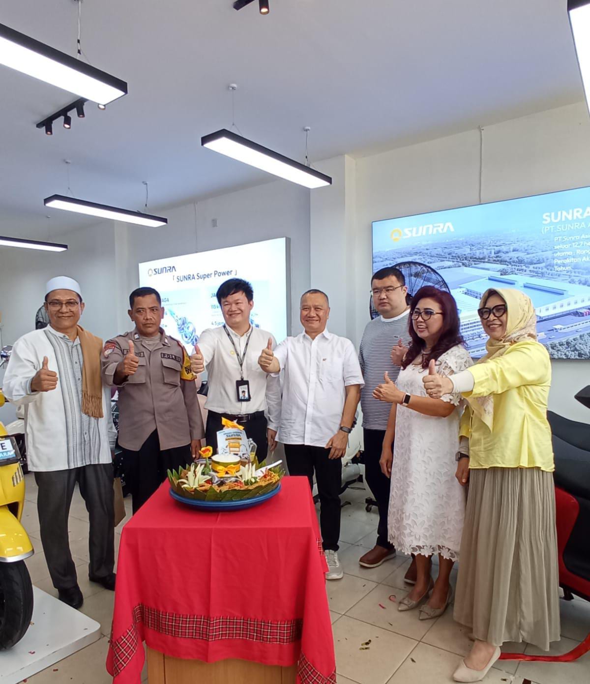Suasana pemotongan pita dan tumpeng sebagai tanda SUNRA resmi hadir di Samarinda.