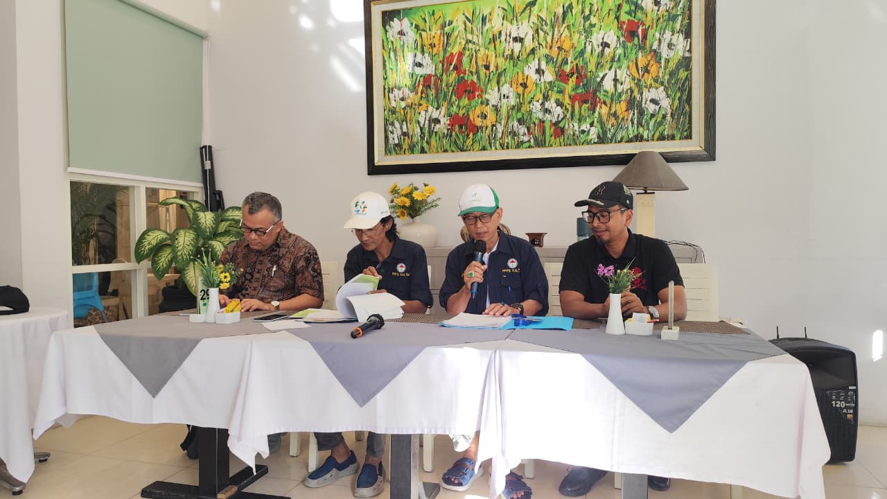 Sukardi (kedua kanan), Uri Darma Putera (kedua kiri), dan Fahrizal (kanan) (FOTO DENNY SAPUTRA/KP)