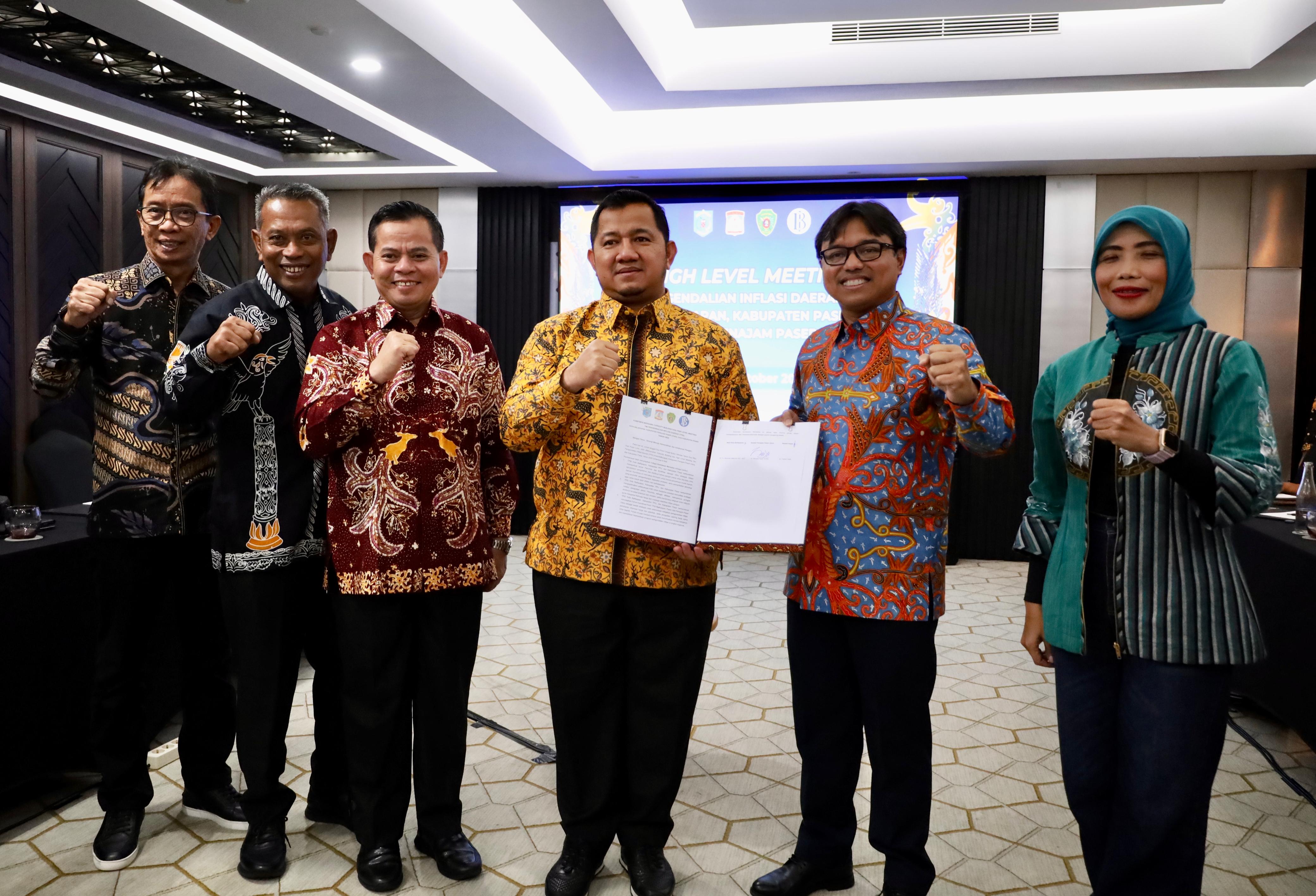 SEPAKAT: Mudyat Noor (batik kuning) bersama Robi Ariadi (kedua kanan) berkomitmen membangun sinergi tiga daerah untuk menjaga inflasi dan memperkuat ketahanan pangan.