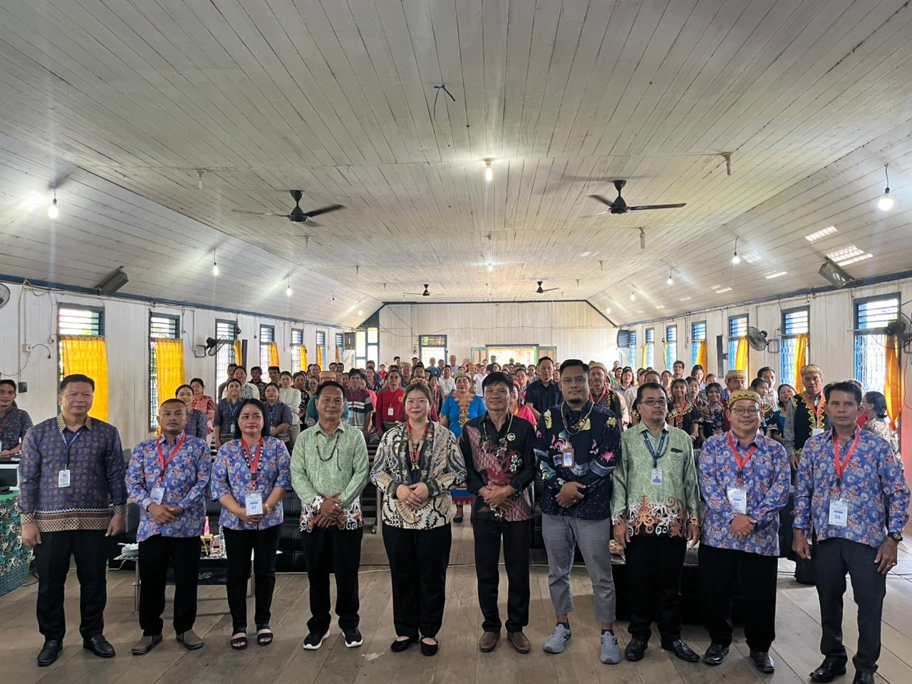 RESMI: Bupati Mahulu Angela Idang Belawan bersama Pengurus CU Daya Lestari Kirap Ngarang abadikan momen bersama usai membuka Pra-RAT di Aula Mambes, Sabtu (25/10).