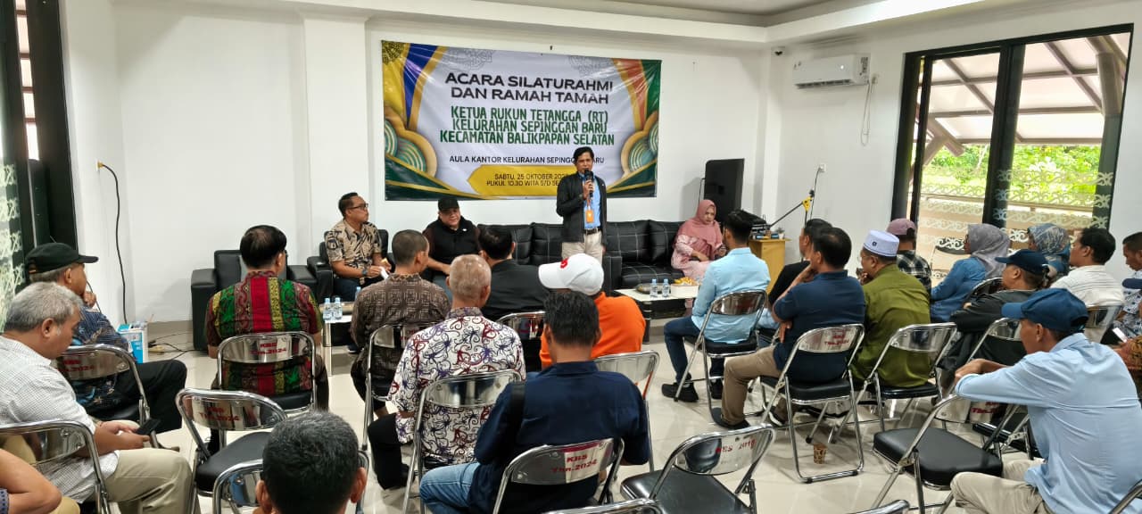 Camat, lurah, dan anggota DPRD Balikpapan Dapil Balikpapan Selatan memberikan apresiasi kepada para Ketua RT yang telah mengabdi di Kelurahan Sepinggan Baru.