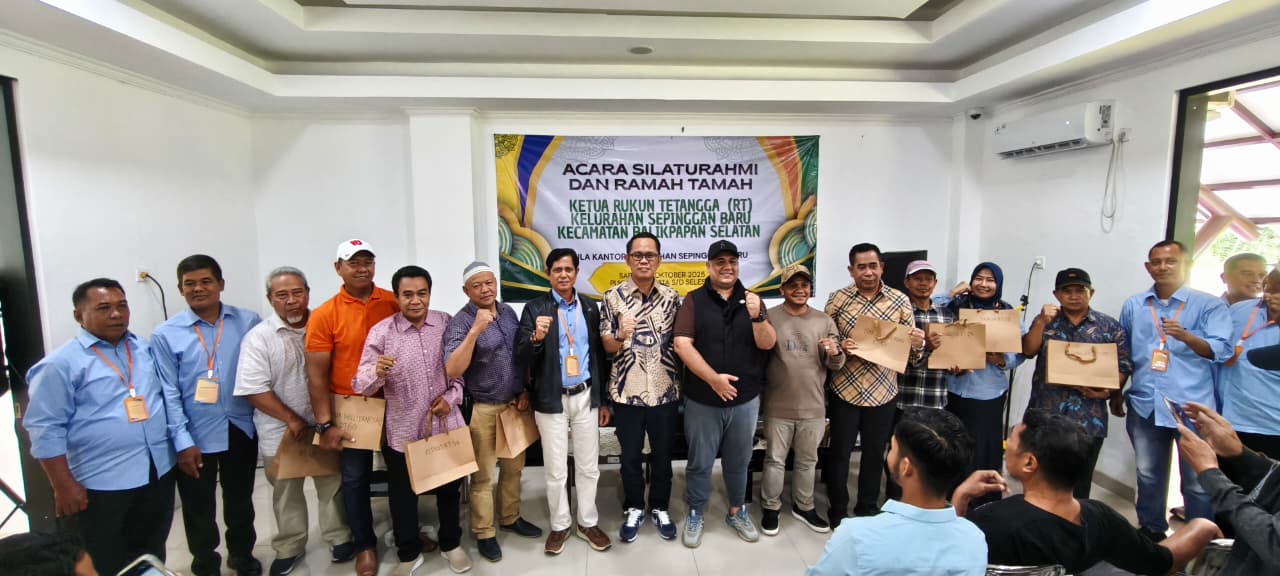 Lurah Sepinggan Baru Sarbi (bediri) mengucapkan terima kasih kepada camat, ketua LPM hingga anggota DPRD Balikpapan, serta para ketua RT.  &nbsp;