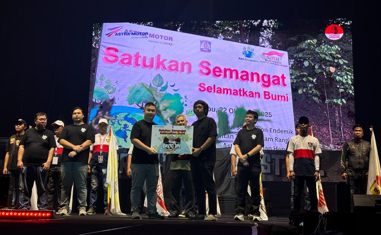 SELEBRASI: Region Head Astra Motor Kaltim 1 Suryanto Wirawan memberikan apresiasi secara simbolis kepada para bikers muda yang memberi kontribusi nyata terhadap lingkungan.
