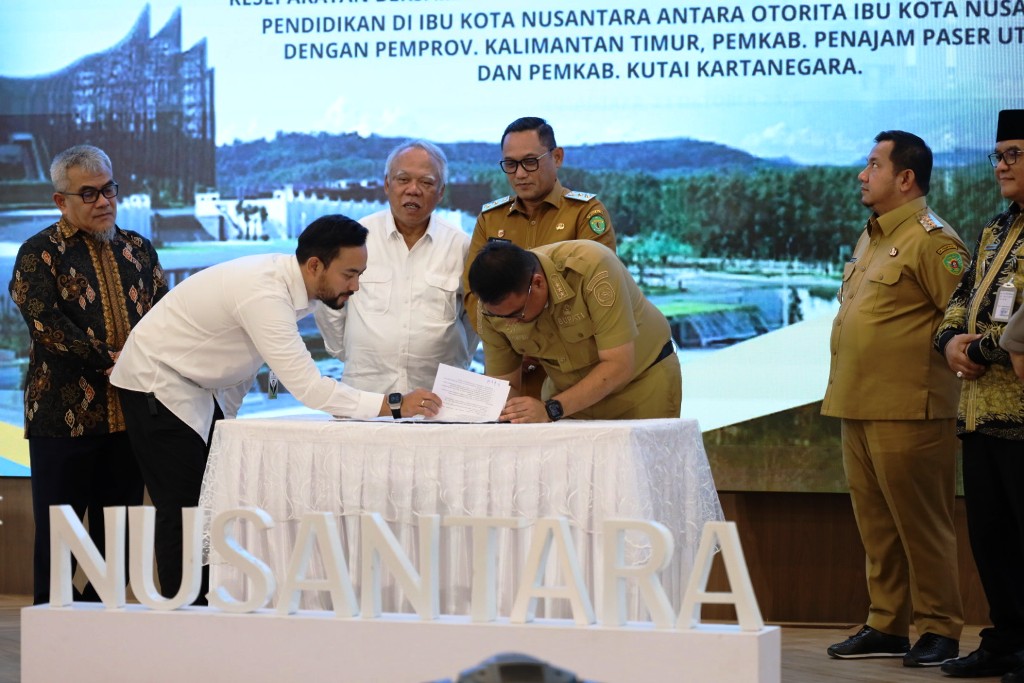 Bupati Kukar Aulia Rahman Basri turut menandatangani batas wilayah delinasi IKN di Multifunction Hall, Kantor Kemenko 3 Tower 2, KIPP IKN, Selasa (21/10/2025).  &nbsp;
