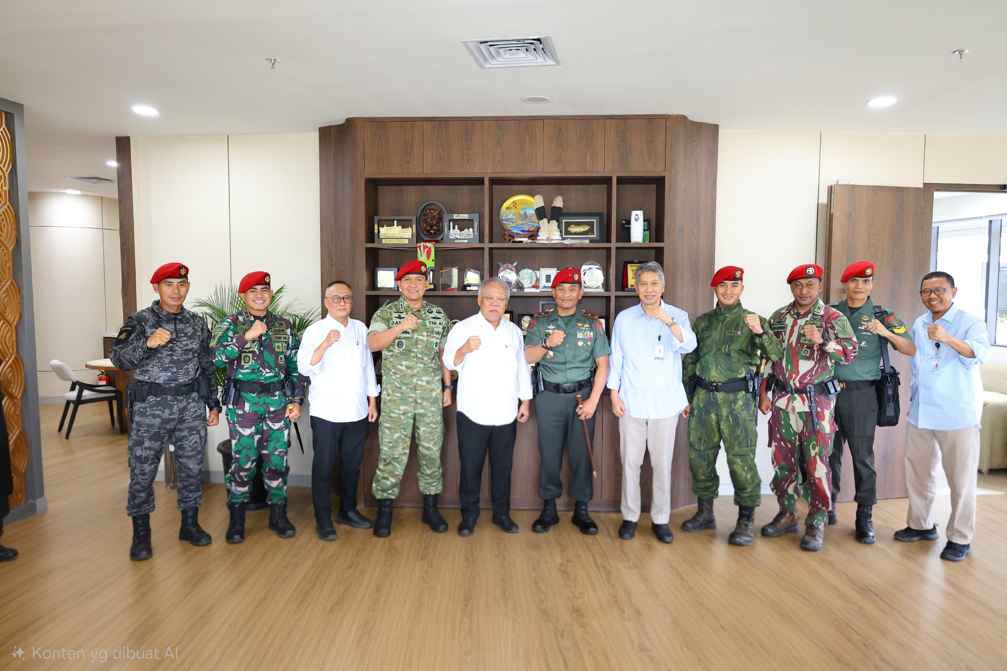 Komandan Grup 4 Kopassus Brigjen TNI Suharma Zunam bersama Kepala Otorita IKN Basuki Hadimuljono&nbsp; bersama usai audiensi di Kantor Otorita IKN,