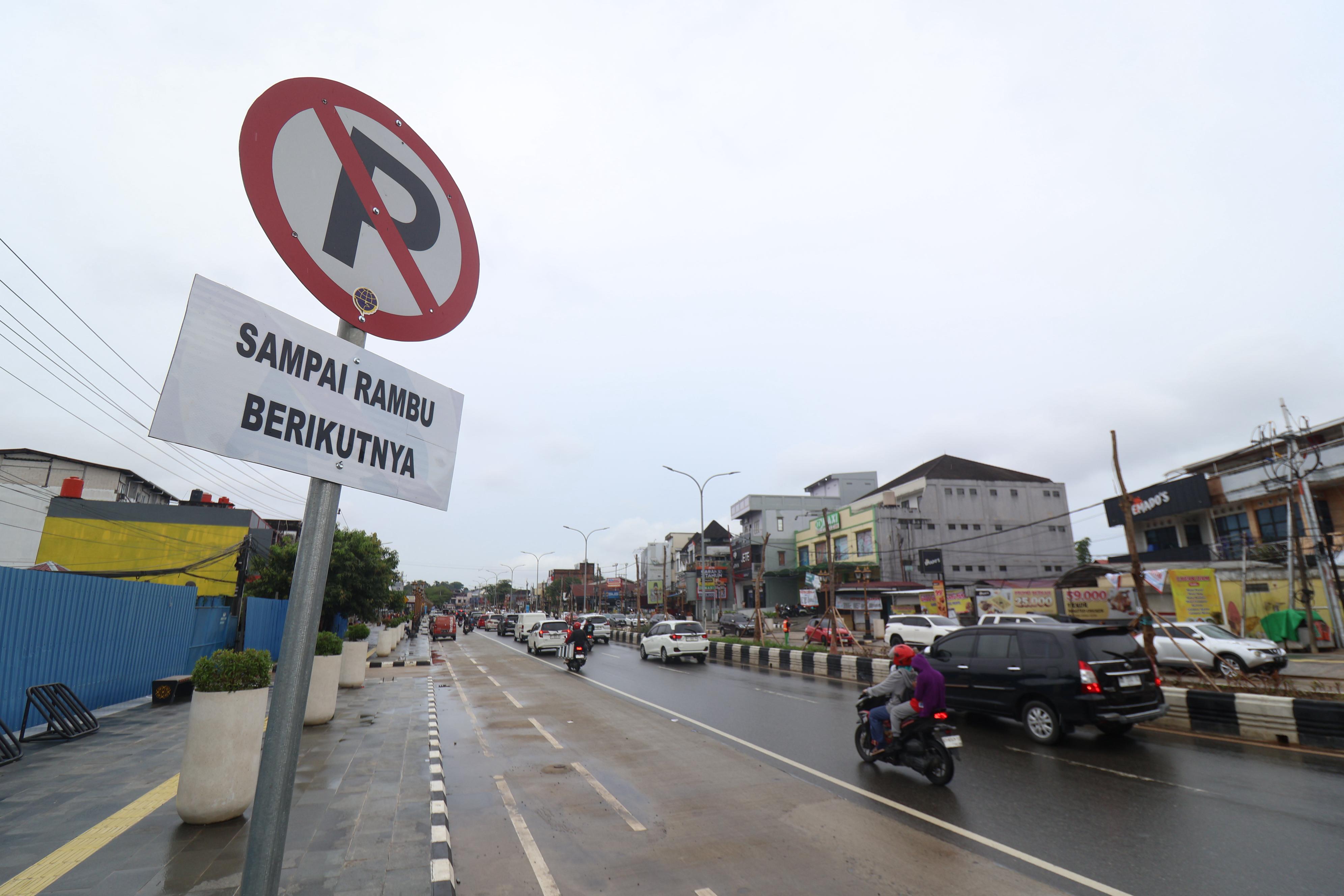 Warga diimbau mematuhi aturan KTL Jalan MT Haryono tidak boleh parkir di bahu jalan pada waktu tertentu. (ANGGI PRADITHA/KP)