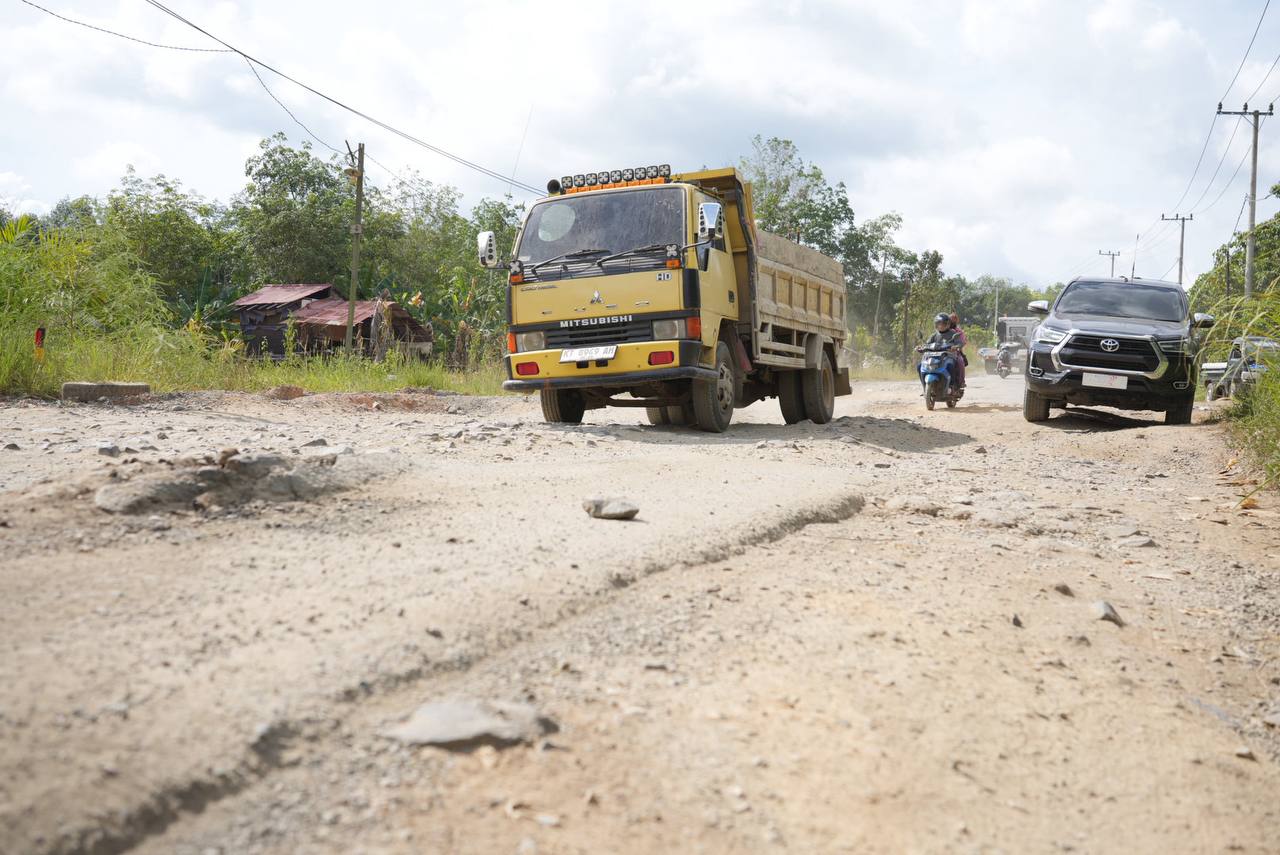 Jalan Simpang Blusuh di Kubar, Senin (20/10). (FOTO HUDAIS TP/ADPIMPROV KALTIM)