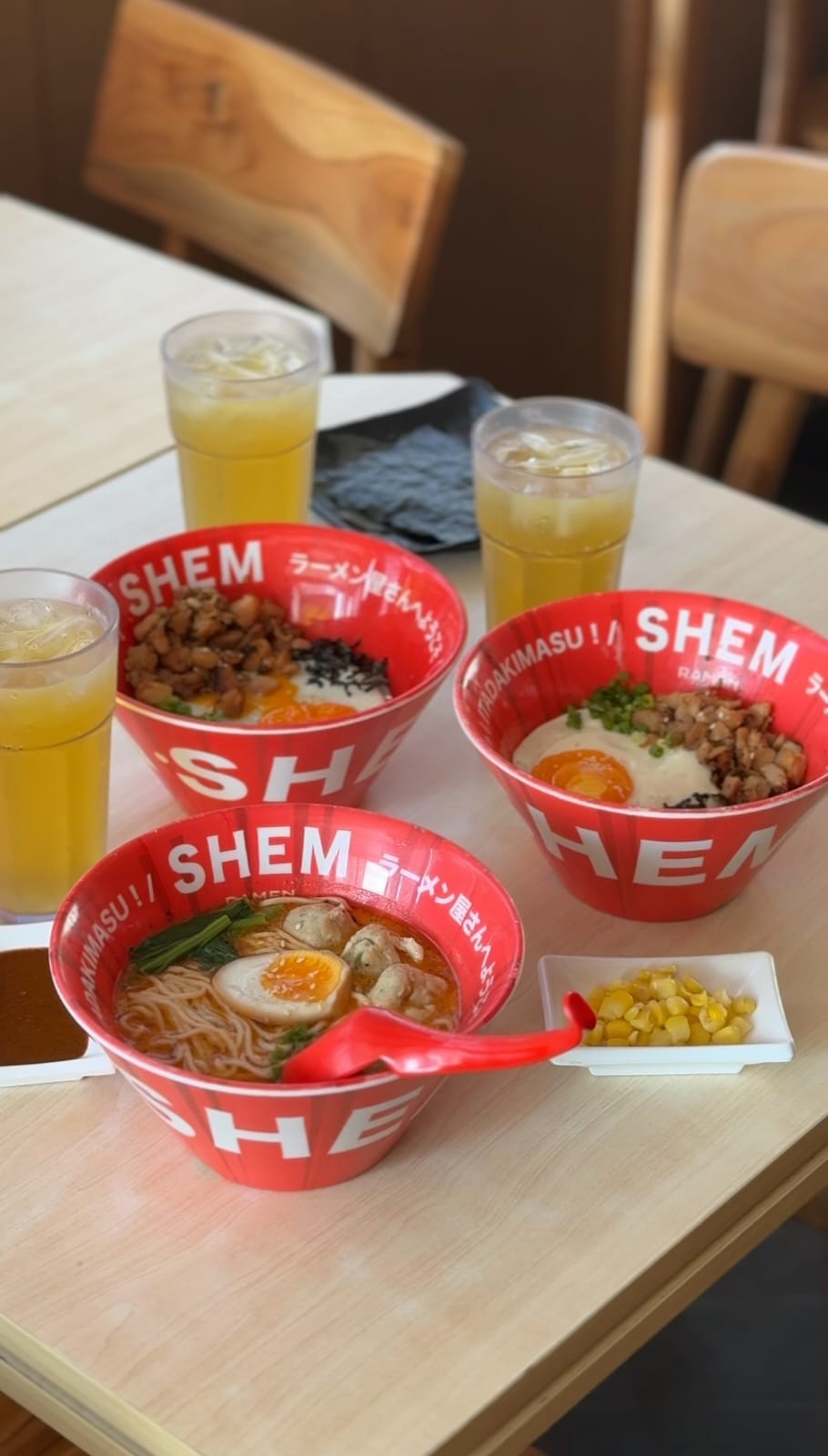 ISTIMEWA: Memerlukan puluhan jam untuk menghasilkan kaldu kolagen dari daging sapi halal yang kaya rasa tanpa MSG maupun pengawet.