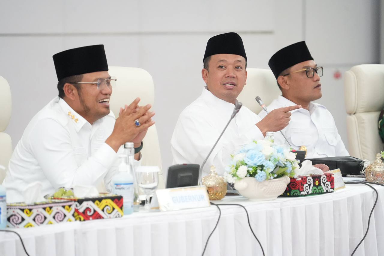 Nusron Wahid (tengah) bersama Rudy Mas&rsquo;ud dan Seno Aji. (FOTO ADI SUSENO/ADPIMPROV KALTIM)