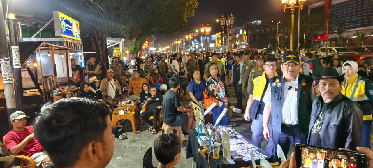 Muhammad Fadli Pathurrahman turun ke lapangan memberikan sosialisasi KTL terhadap para pedagang di kawasan tersebut. (FOTO LUPUS/KP)
