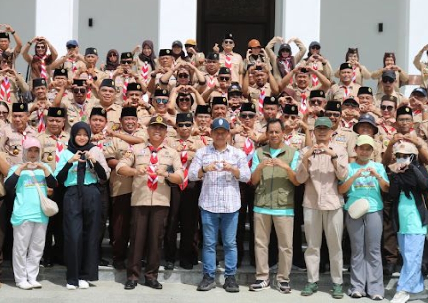 Rombongan peserta Rakornas Gerakan Pramuka 2025 berfoto bersama di depan Gedung Istana Negara Ibu Kota Nusantara (IKN), Kalimantan Timur, Sabtu (25/10/2025). (Foto Pemprov Kaltim)