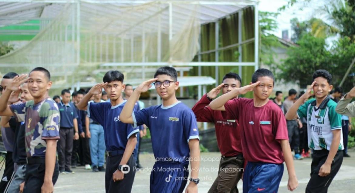 PENDIDIKAN: Di Yayasan Pondok Modern Asy-Syifa Balikpapan, para santri dibentuk bukan cuma supaya tahu mana halal dan haram, tapi bagaimana bersikap yang benar dalam kehidupan sehari-hari.