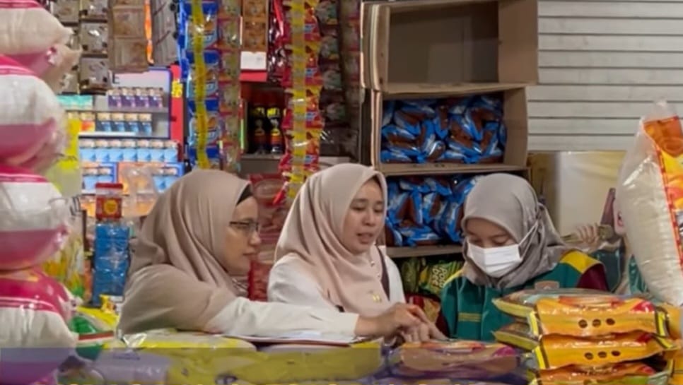 PENGAWASAN: Tim Satgas Pangan dan Dinas Perdagangan saat sidak harga beras di Pasar Pandansari.