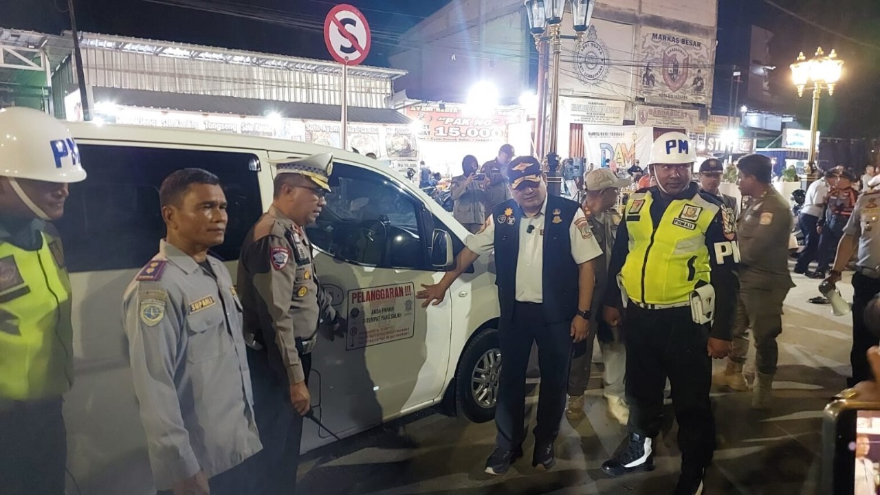 SANKSI: Petugas gabungan melakukan operasi parkir liar di kawasan KTL.