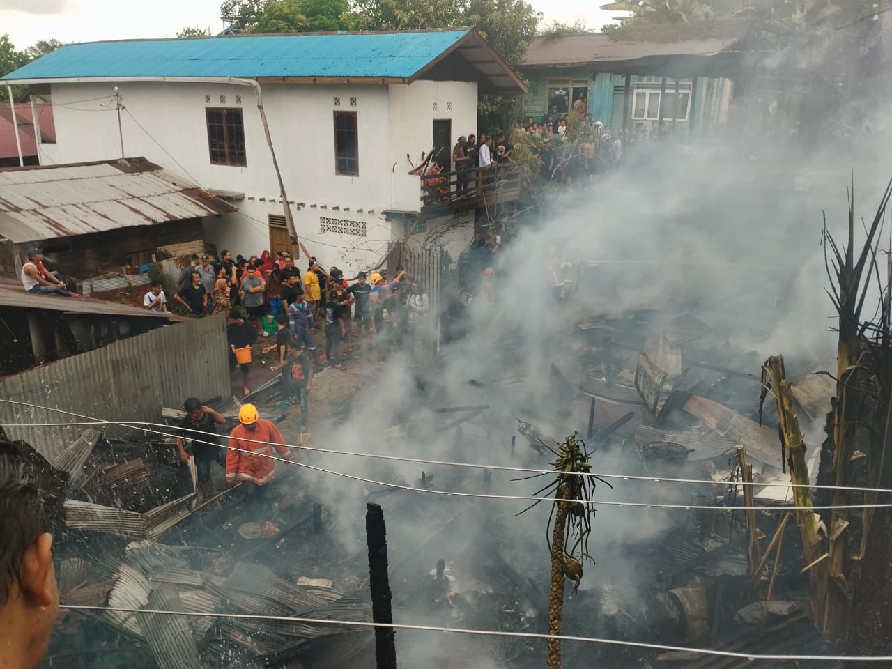 KEBAKARAN: Kobaran api menghanguskan enam rumah. Polisi tengah menyelidiki penyebabnya.