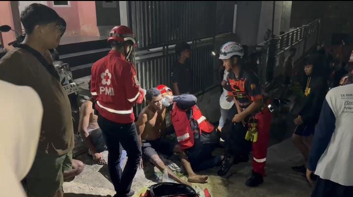 PENANGANAN: Sebuah truk bermuatan besi rigging atau rangka panggung terguling ke jurang di Jalan Anggrek Sirana, Kecamatan Samarinda Ulu.&nbsp;