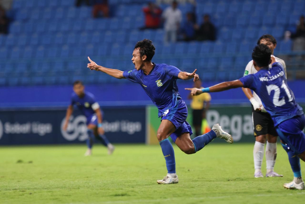 Persiba Balikpapan unggul sementara 2-0 atas Persiku Kudus di babak pertama. (Anggi/Kaltim Post)