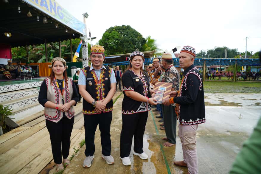 Angela Idang Belawan memberikan plakat penghargaan kepada kampung yang unjuk diri dalam Hudoq Pekayang 2025, Rabu (22/10). (FOTO JODY KRISTIANTO/KP)