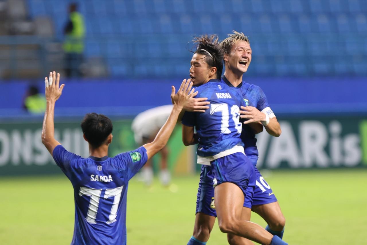 Kodai Nagashima usai cetak gol ketiga bagi Persiba Balikpapan berselebrasi dengan Takumu Nishihara. Persiba Balikpapan sukses membantai Persiku Kudus 3-0 dalam pertandingan di Stadion Batakan.