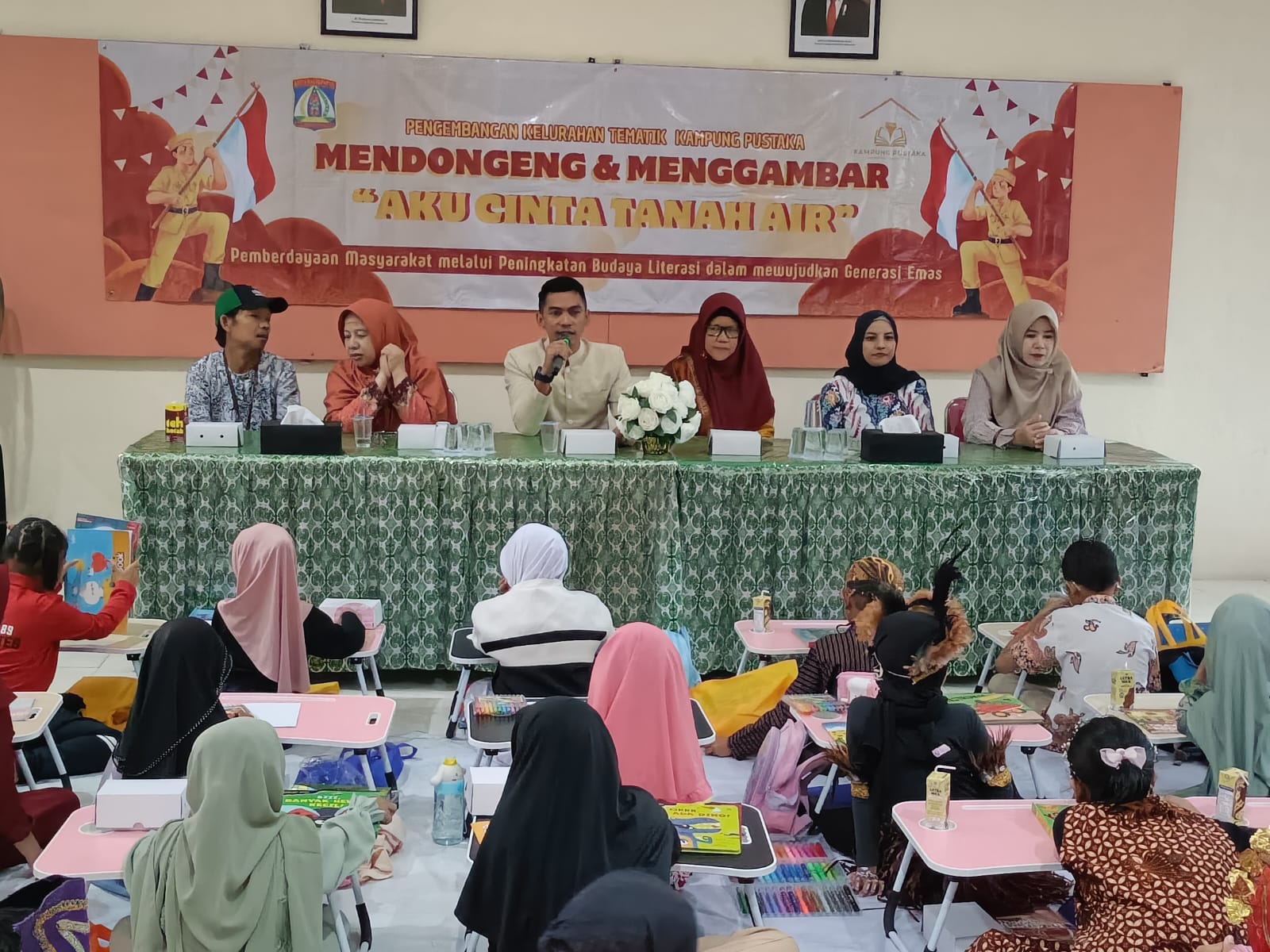 Lurah Rendra Hermawan (pegang mic) berharap kegiatan yang dilakukan dapat memperluas dampak positif Kampung Pustaka ke semua lapisan masyarakat.