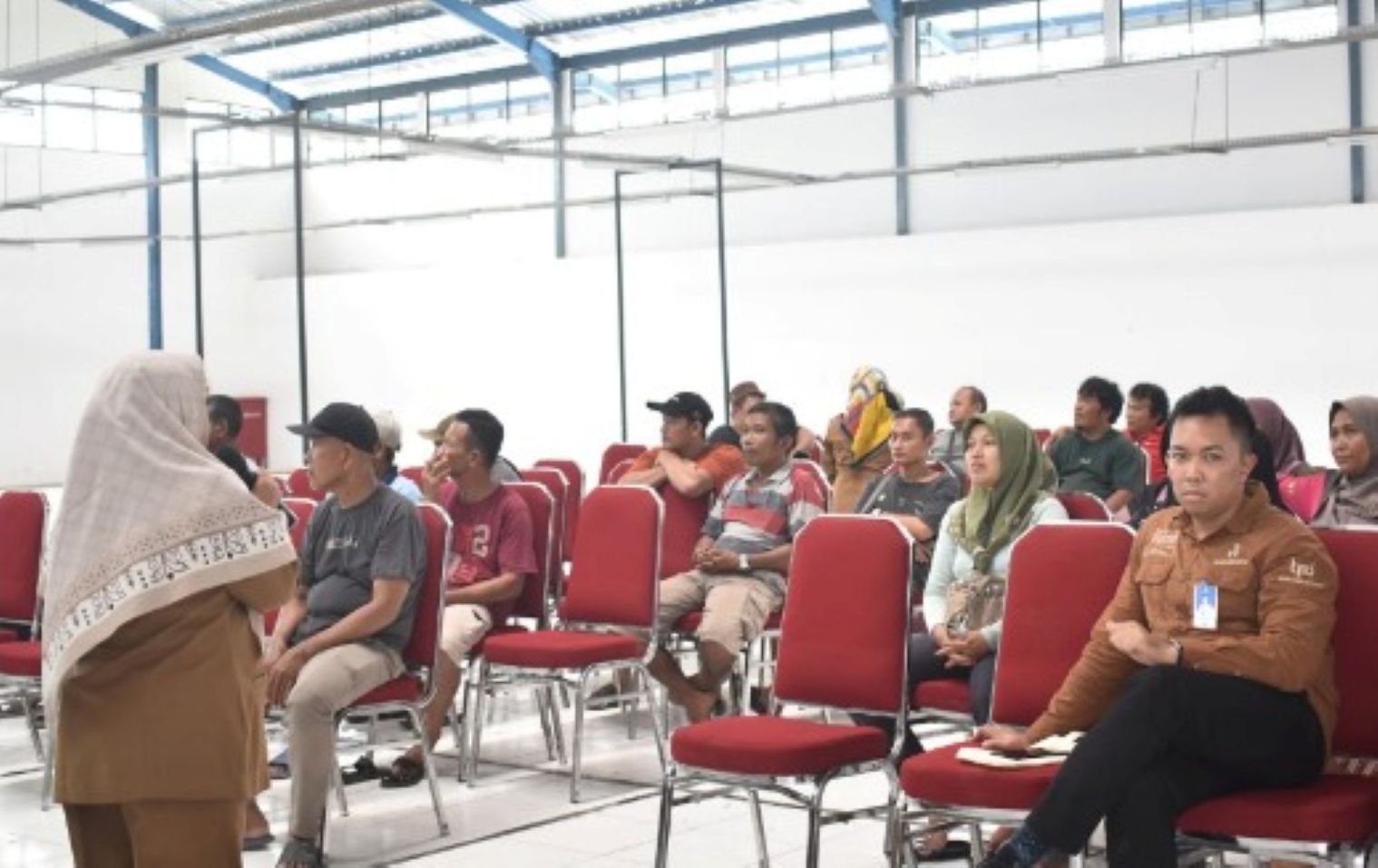 Para pedagang dan pengelola Pasar Babulu mendapat sosialisasi mengenai pentingnya retribusi demi kebersihan lingkungan pasar yang berkelanjutan.  &nbsp;