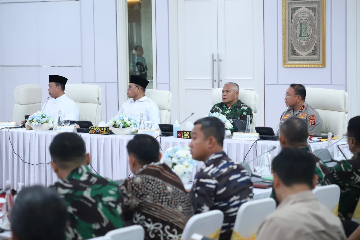 Mayjen TNI Rudy Rachmat Nugraha (dua kanan) dalam rakor di Pendopo Odah Etam, Jumat (24/10).